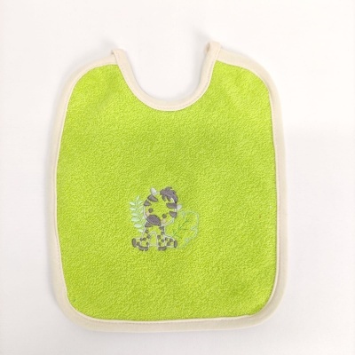 Babete verde claro com borda bege e desenho bordado de girafa.