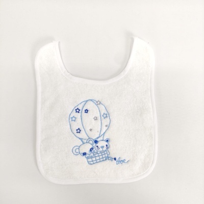 Babete branco com bordado azul de balão e ursinhos