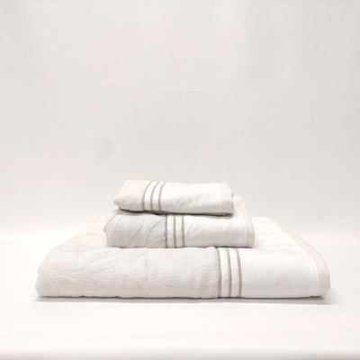 Conjunto de toalhas brancas empilhadas com linhas cinzentas nas bordas