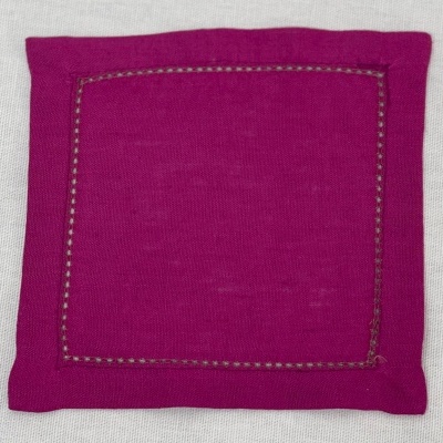 Guardanapo rosa com padrão quadrado em linha castanha sobre fundo branco