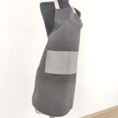 Avental cinzento escuro com bolso cinza claro em manequim preto