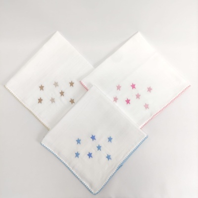 Três lenços brancos com bordas coloridas e estrelas bordadas