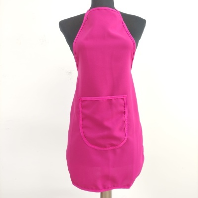 Avental cor-de-rosa com bolso frontal em manequim preto