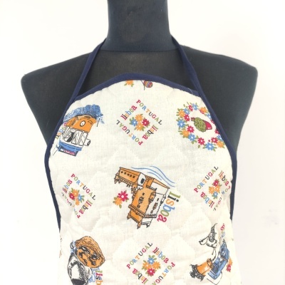 Avental bege com estampado de Portugal incluindo elétrico, castelo e flores