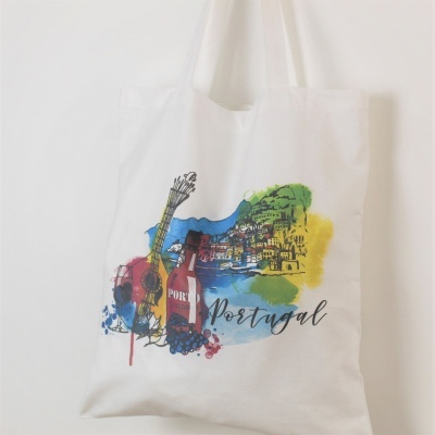 Saco de tecido branco com ilustrações coloridas e texto Portugal