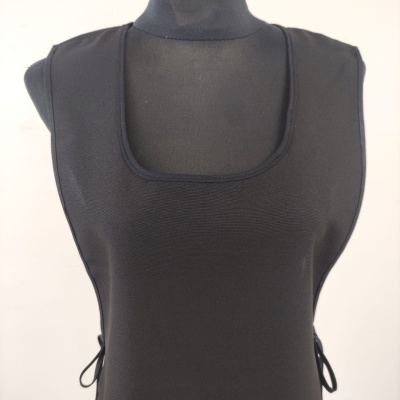 Top feminino preto com decote quadrado e amarração lateral