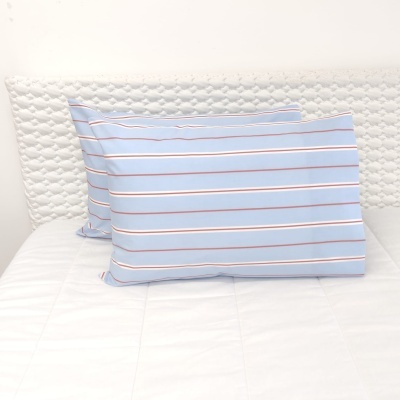Travesseiros com fronhas azul claro riscas horizontais