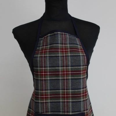 Avental xadrez cinza, vermelho e azul em manequim preto