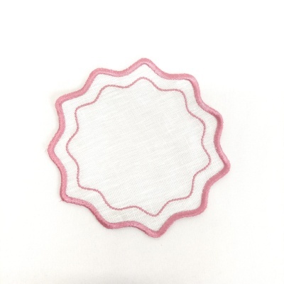 Guardanapo tecido branco com bordas rosa onduladas