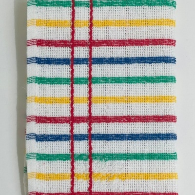 Toalha de cozinha branca com riscas coloridas em vermelho, amarelo, verde e azul