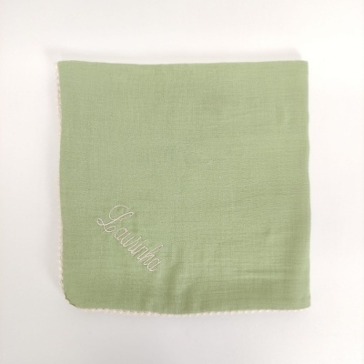 Pano de algodão verde claro com bordado branco Lavanda sobre fundo branco