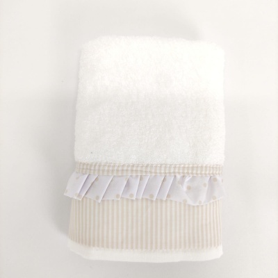 toalha branca com bordado decorativo bege e folho branco