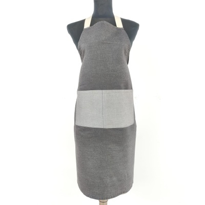 Avental cinzento escuro com bolso cinzento claro e alças bege