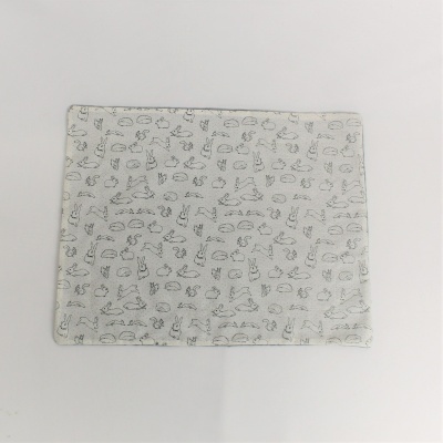 Toalhete branco com desenhos cinza de animais e objetos em padrão