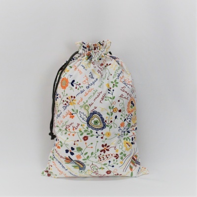 Saco de tecido com padrão floral colorido e cordão preto