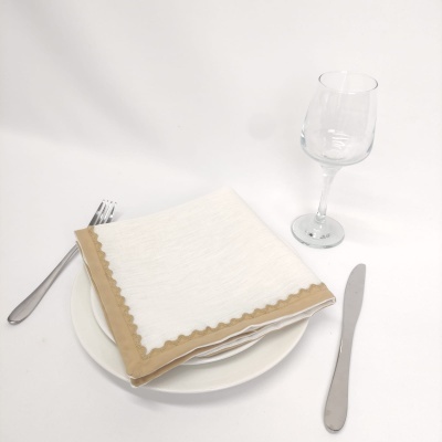 Mesa posta com prato, guardanapo, talheres e taça