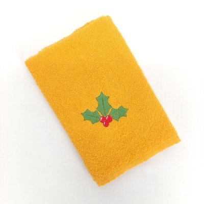 Toalha amarelo com folhas verdes e bagas vermelhas