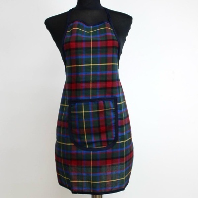 Avental xadrez com bolso frontal em tecido colorido, mostrado em manequim preto