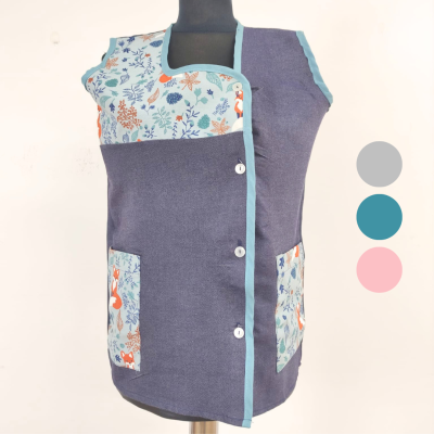 Blusa cinza escura com botões e bolsos estampados com floral e raposas