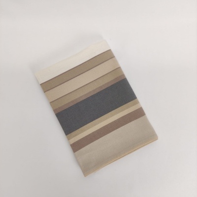 Toalha ou tecido dobrado com padrão de riscas em tons neutros