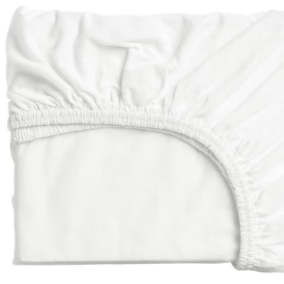 Lençol branco liso com elástico nas bordas, dobrado