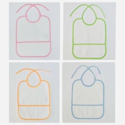 Quatro babetes de plástico branco com bordas coloridas em rosa, verde, laranja e azul.