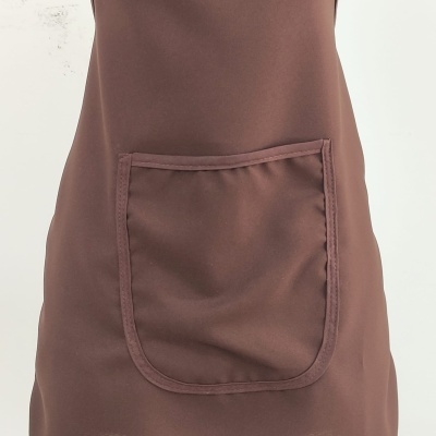 Avental marrom com bolso frontal em tecido liso
