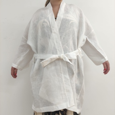 Casaco branco tipo kimono com cinto atado na cintura