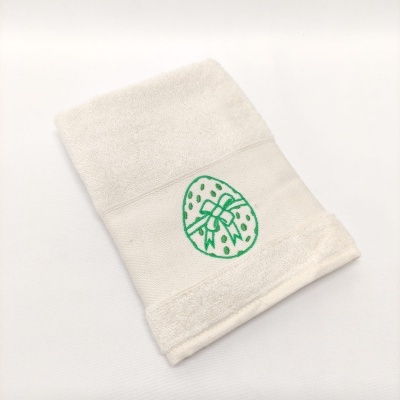 Toalha branca com bordado verde de ovo decorativo