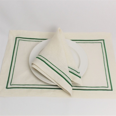 Conjunto de mesa com individual e guardanapo creme com linhas verdes e prato branco