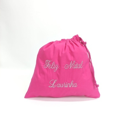 Saco de tecido rosa com cordão e bordado branco 'Feliz Natal Laurinha'