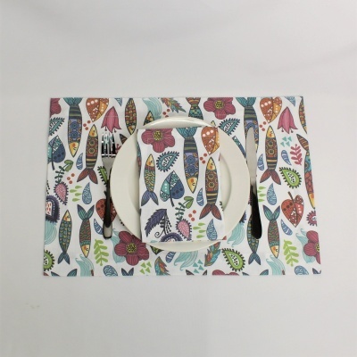 Jogo americano e guardanapo com padrão colorido de peixes e flores