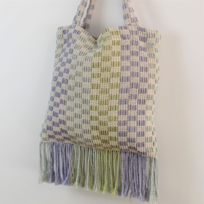 Saco tecido quadriculado azul, verde e bege com franjas e alças largas