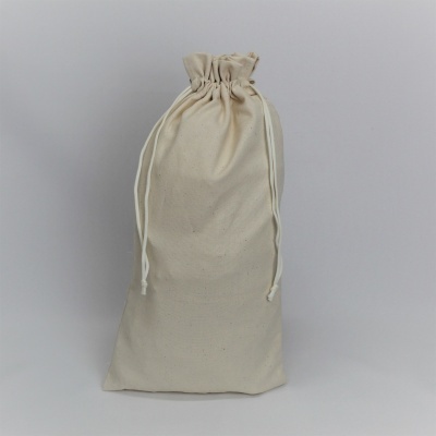 Saco de pano de algodão cru com cordão de fecho sobre fundo branco.