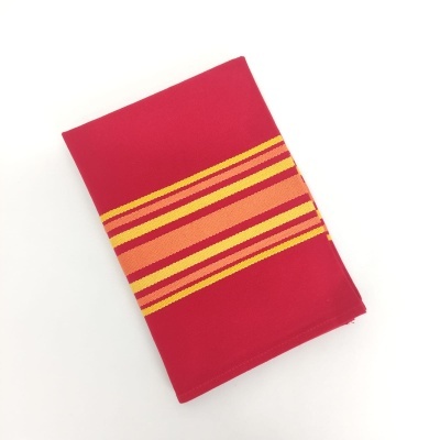 Guardanapo de tecido vermelho com faixa laranja e amarela