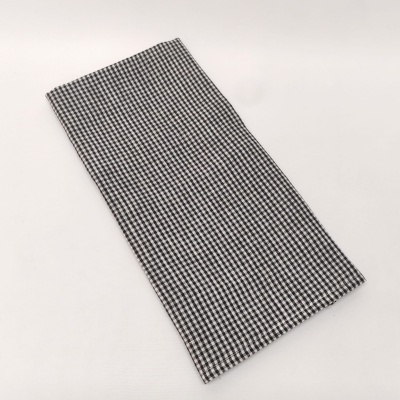 Pano dobrado com padrão de quadrículas preto e branco