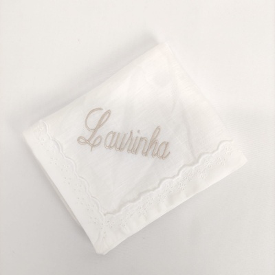Lenço branco com bordado 'Laurinha' e padrão decorativo na bainha.