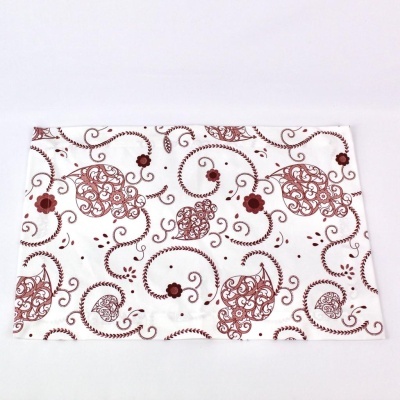 Toalha branca com padrão floral castanho e vermelho