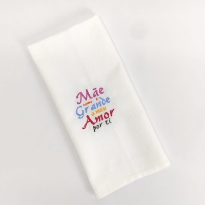 Guardanapo branco bordado com texto colorido em português