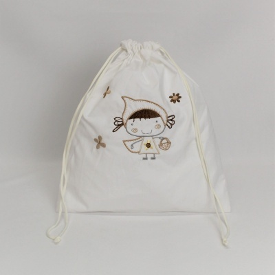 Saco de tecido branco com cordões e bordado de menina e flores