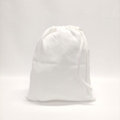 Saco branco de tecido com cordão para fecho