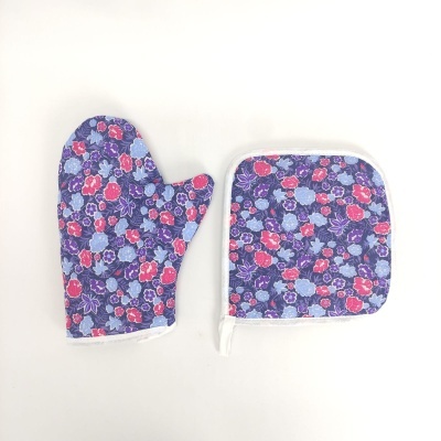 Luva e pega para forno com padrão floral em roxo, vermelho, rosa e branco