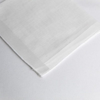 Lenço branco de tecido translúcido com borda simples