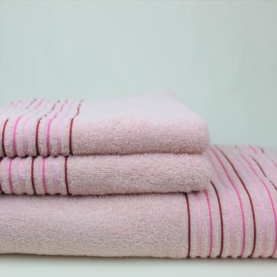 Conjunto de três toalhas cor-de-rosa com linhas cor-de-rosa fortes empilhadas