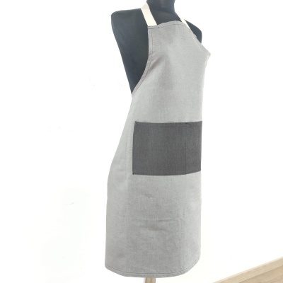 Avental cinzento claro com bolso frontal cinzento escuro em manequim preto