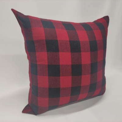 Almofada quadrada com padrão de xadrez vermelho e preto