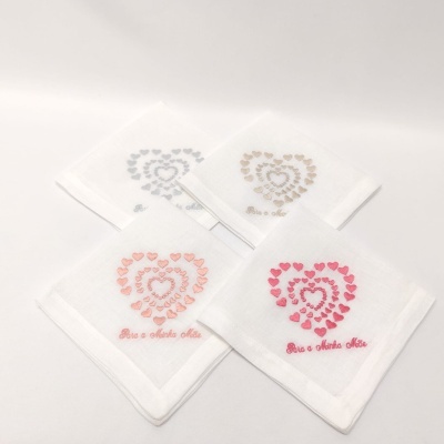 Quatro lenços brancos com corações bordados e nomes em cores diferentes