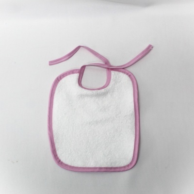 Babete de bebé branco com bordas rosa e fita para amarrar