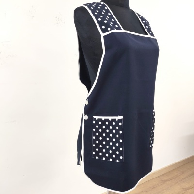 Avental azul escuro com detalhes brancos e bolsos com padrão de bolas brancas