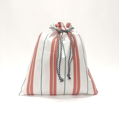 Saco de tecido com riscas e fecho em cordão